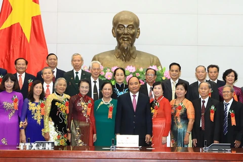 Thủ tướng Nguyễn Xuân Phúc chụp ảnh cùng các đại biểu. (Ảnh: Thống Nhất/TTXVN)