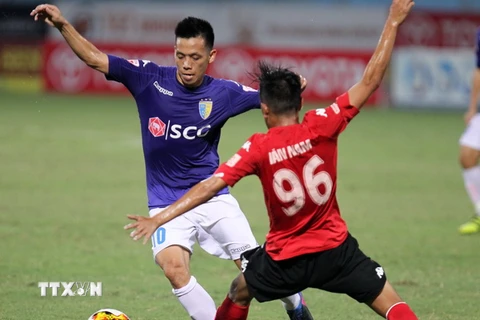 Văn Quyết ghi 1 bàn thắng trong trận Hà Nội thắng Long An 4-0. (Ảnh: Quốc Khánh/TTXVN)