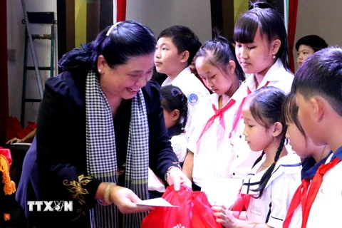 Phó Chủ tịch Thường trực Quốc hội Tòng Thị Phóng trao học bổng cho trẻ em trong chương trình 'Thắp sáng những ước mơ' lần thứ 4-2017. (Ảnh: Trần Thị Thu Hiền/TTXVN)