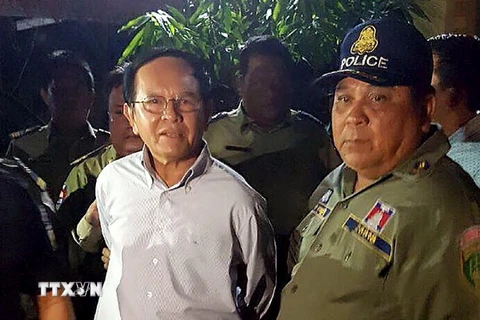 Ông Kem Sokha (trái) bị cảnh sát bắt giữ tại nhà riêng ở Phnom Penh, Campuchia ngày 3/9. (Nguồn: AFP/TTXVN)