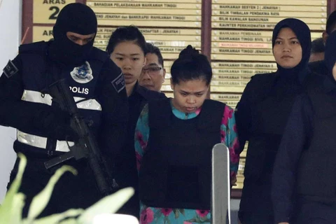 Bị cáo Siti Aisyah được đưa tới tòa. (Nguồn: The Register Citizen)