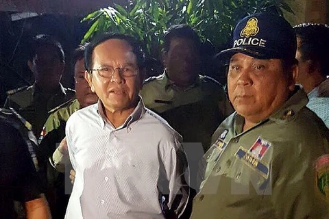 Ông Kem Sokha (trái), Chủ tịch đảng CNRP bị cảnh sát bắt giữ tại nhà riêng ở Phnom Penh, Campuchia ngày 3/9. (Nguồn: AFP/TTXVN)