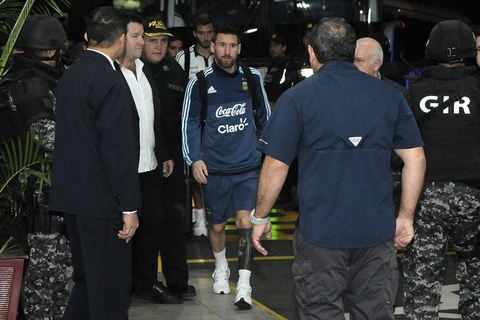 Lionel Messi và tuyển Argentina đặt chân đến Ecuador chuẩn bị cho trận sinh tử. (Nguồn: EPA)