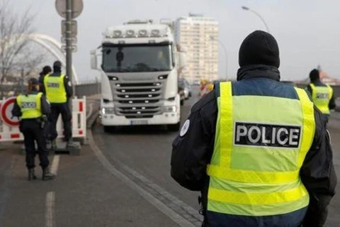 Cảnh sát Đức kiểm tra an ninh ở khu vực biên giới với Pháp. (Nguồn: Reuters)