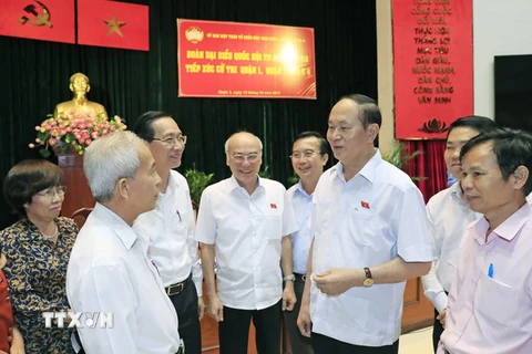 Chủ tịch nước Trần Đại Quang và Đoàn đại biểu Quốc hội Thành phố Hồ Chí Minh có buổi tiếp xúc cử tri để thông báo nội dung Kỳ họp thứ 4, Quốc hội khoá XIV sắp tới. (Ảnh: Nhan Sáng/TTXVN)