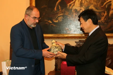 Đại sứ Hồ Minh Tuấn tặng quà Thị trưởng Plzen Martin Zrzavecký. (Ảnh: Trần Quang Vinh/Vietnam+)
