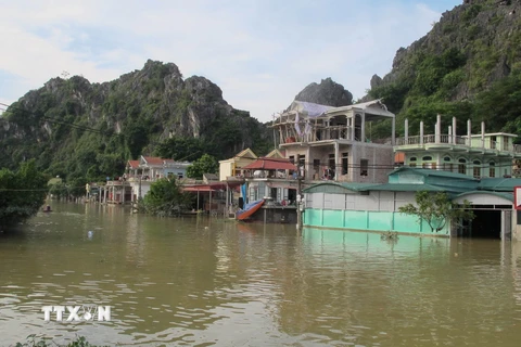 Thôn Kênh Gà, xã Gia Thịnh, huyện Gia Viễn, tỉnh Ninh Bình vẫn bị cô lập sau mưa lũ. (Ảnh: Thùy Dung/TTXVN​)