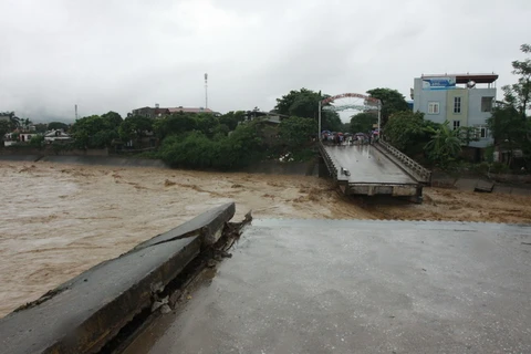 Cầu Thia tại thị xã Nghĩa Lộ bị nước lũ cuốn trôi hôm 11/10. (Ảnh: Thế Duyệt/TTXVN)