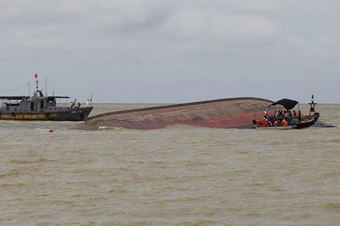 Quảng Ninh: Va chạm liên hoàn trên biển, 1 tàu chờ than bị chìm 
