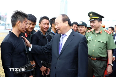 Thủ tướng Nguyễn Xuân Phúc động viên các lực lượng tham gia diễn tập. (Ảnh: Thống Nhất/TTXVN)