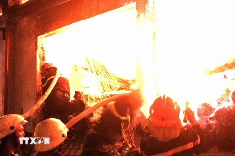 Hình ảnh lực lượng cứu hỏa chữa cháy ở một vụ hỏa hoạn. (Ảnh: TTXVN phát)
