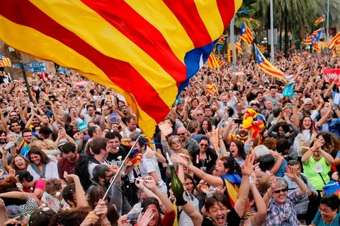 Người dân Catalonia ăn mừng sau khi tuyên bố độc lập được đưa ra. (Nguồn: AFP/Getty Images)