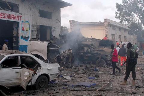 Hiện trường vụ đánh bom xe ở Mogadishu. (Nguồn: Reuters)