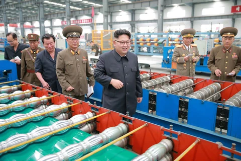 Nhà lãnh đạo Kim Jong-un (giữa) thăm Khu liên hiệp vật liệu xây dựng Chollima ở Bình Nhưỡng. (Nguồn: Reuters)