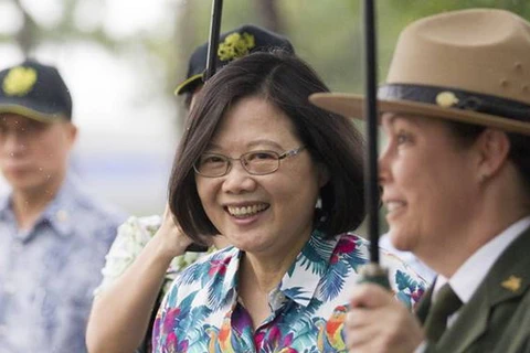 Nhà lãnh đạo Đài Loan Thái Anh Văn (áo hoa) đến Hawaii. (Nguồn: AP)