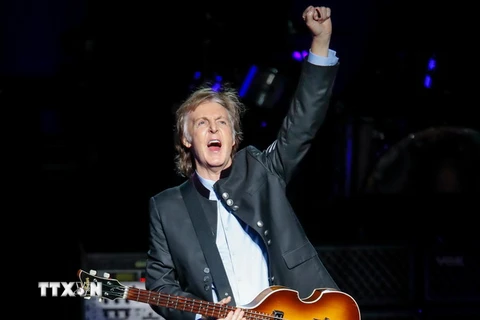 Nghệ sỹ Paul McCartney biểu diễn trong chuyến lưu diễn 'One on One' tại Tinley Park, Illinois, Mỹ ngày 26/7. (Nguồn: AFP/TTXVN)