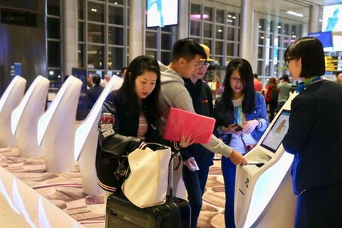Hành khách check-in tại sân bay Changi. (Nguồn: todayonline.com)