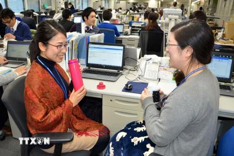 Nhân viên thuộc Bộ Môi trường Nhật Bản mặc quần áo giữ nhiệt khi làm việc nhằm hưởng ứng chiến dịch "Warm Biz" ngày 1/11. (Nguồn: Kyodo/TTXVN)