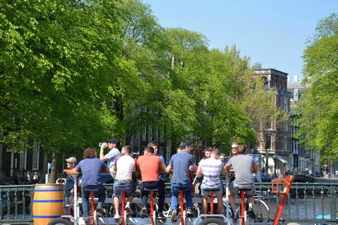 Hình thức "xe đạp bia" ở Amsterdam. (Nguồn: theguardian)