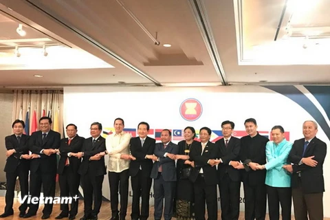 Đại sứ các nước ASEAN tại Hàn Quốc chụp ảnh lưu niệm cùng Chủ tịch Quốc hội Hàn Quốc Chung Sye-kyun. (Ảnh: Vũ Toàn/Vietnam+)