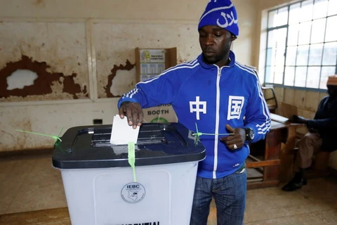 Một cử tri Kenya đi bỏ phiếu hôm 26/10 vừa qua. (Nguồn: Reuters)