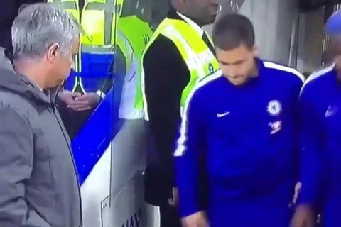 Mourinho chạm mặt Hazard. (Nguồn: The Sun)