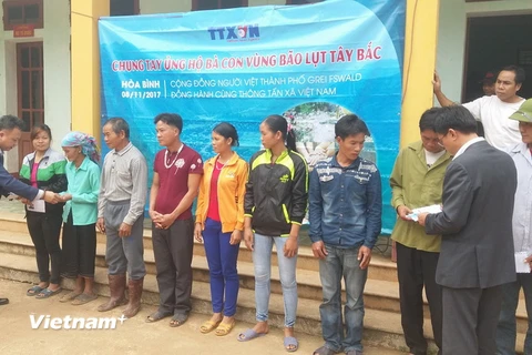 TTXVN và cộng đồng người Việt ở Grei fswald (Đức) ủng hộ đồng bào 2 xã vùng cao Đồng Nghê và Suối Nánh, huyện Đà Bắc. (Ảnh: Nhan Sinh/Vietnam+)