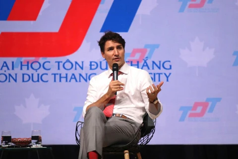 Thủ tướng Canada Justin Trudeau nói chuyện với sinh viên trường đại học Tôn Đức Thắng. (Ảnh: Thanh Vũ/TTXVN)
