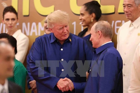 Tổng thống Nga Vladimir Putin (phải) và người đồng cấp Mỹ Donald Trump. (Nguồn: TTXVN)