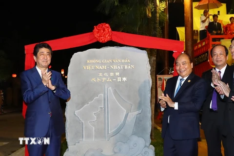 Thủ tướng Nguyễn Xuân Phúc và Thủ tướng Nhật Bản Shinzo Abe khai trương Không gian văn hóa Việt-Nhật. (Ảnh: TTXVN)