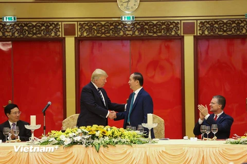 Chủ tịch nước Trần Đại Quang chủ trì Quốc yến chào mừng Tổng thống Donald Trump và Đoàn đại biểu cấp cao Hoa Kỳ. (Ảnh: Minh Sơn/Vietnam+)