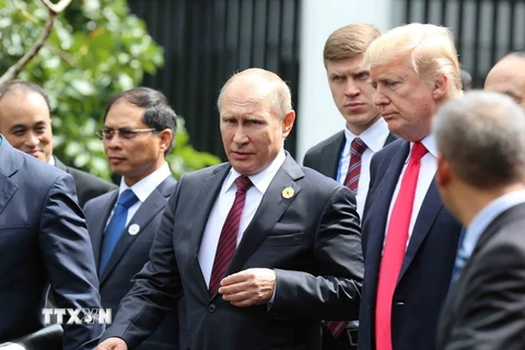 Tổng thống Hoa Kỳ Donald Trump và Tổng thống Nga Vladimir Putin sau khi kết thúc phiên họp kín thứ nhất. (Ảnh: TTXVN)