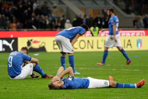 Các cầu thủ Italy buồn bã sau thất bại. (Nguồn: AP)