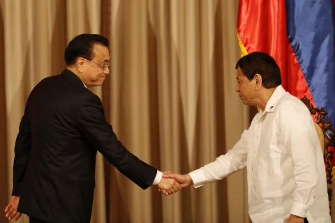 Thủ tướng Lý Khắc Cường và Tổng thống Philippines Rodrigo Duterte (phải). (Nguồn: AFP)