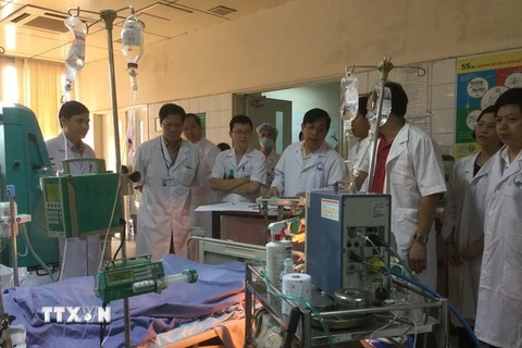 Các chuyên gia đầu ngành của Bệnh viện Bạch Mai tham gia hội chuẩn bệnh nhân Nguyễn Thị Bích Nguyên. (Ảnh: Vũ Hà/TTXVN)