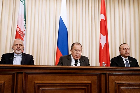 Ngoại trưởng 3 nước Nga (giữa), Thổ Nhĩ Kỳ (phải) và Iran trong một cuộc gặp. (Nguồn: PressTV)
