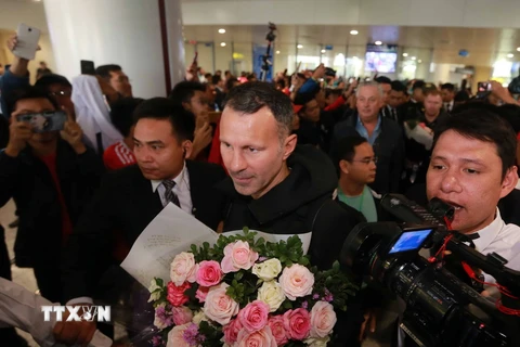 Danh thủ Ryan Giggs đến Hà Nội. (Ảnh: Quốc Khánh/TTXVN)