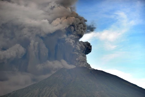 Núi lửa Agung trên đảo này đã phun hàng nghìn m3 khói bụi vào không trung. (Nguồn: AFP/Getty)