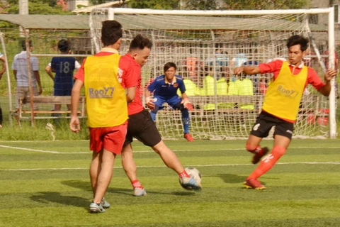 Pha dứt điểm ghi bàn của cầu thủ sinh viên Việt Nam (áo đỏ) vào lưới đội sinh viên Campuchia. (Ảnh: Minh Hưng/TTXVN)