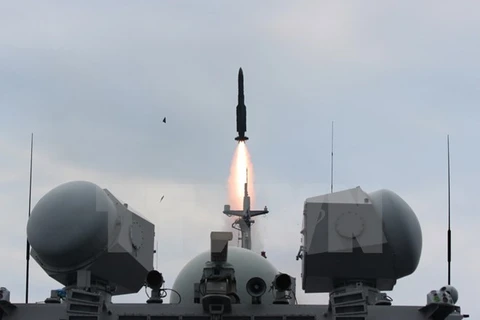 Tên lửa phòng không được phóng từ tàu khu trục Changzhou trong cuộc tập trận trên biển Hoa Đông ngày 27/8. (Nguồn: THX/TTXVN)