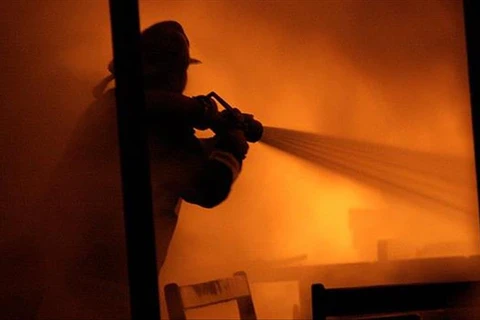 Lực lượng cứu hỏa dập đám cháy. (Nguồn: aa.com.tr)