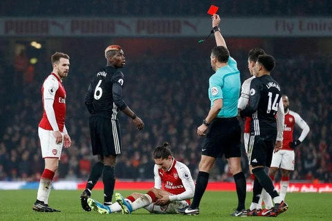 Pogba nhận thẻ đỏ trực tiếp ở trận gặp Arsenal. (Nguồn: Getty Images)