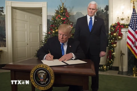 Tổng thống Mỹ Donald Trump (trái) ký tuyên bố công nhận Jerusalem là thủ đô của Israel tại Washington DC., ngày 6/12. (Nguồn: AFP/TTXVN)