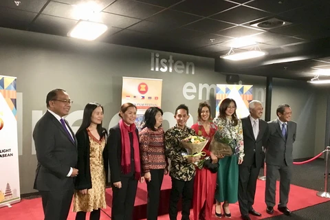Đại sứ Việt Nam chụp ảnh chung với các đại sứ ASEAN và các diễn viên tại lễ khai mạc. (Nguồn: Đại sứ quán Việt Nam tại Hà Lan)