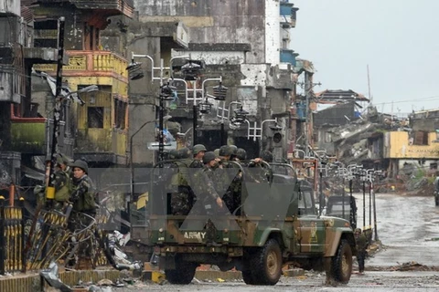 Binh sỹ Philippines tuần tra tại Marawi sau khi thành phố này được giải phóng. (Nguồn: THX/TTXVN)