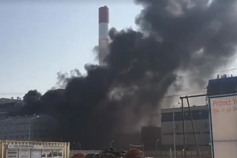 Cột khói đen bốc lên dữ dội từ đám cháy tại nhà máy nhiệt điện Thái Bình 2. (Nguồn: Thanhnien.vn)