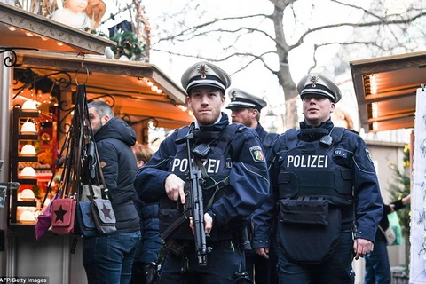 Cảnh sát Đức tăng cường an ninh. (Nguồn: Daily Mail)