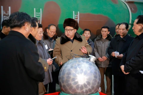 Nhà lãnh đạo Kim Jong-un tham quan cơ sở hạt nhân. (Nguồn: EPA)