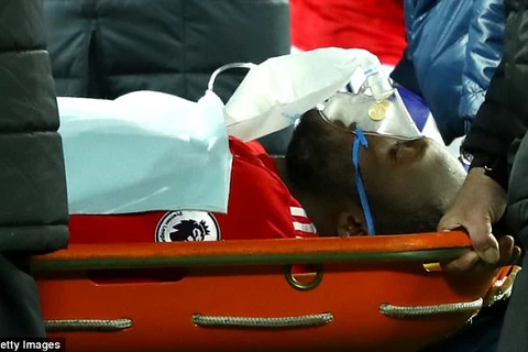 Lukaku rời sân bằng cáng và thở bằng bình oxy.