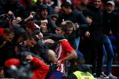 Costa ăn mừng bàn thắng cùng cổ động viên Atletico. (Nguồn: AFP/Getty Images)